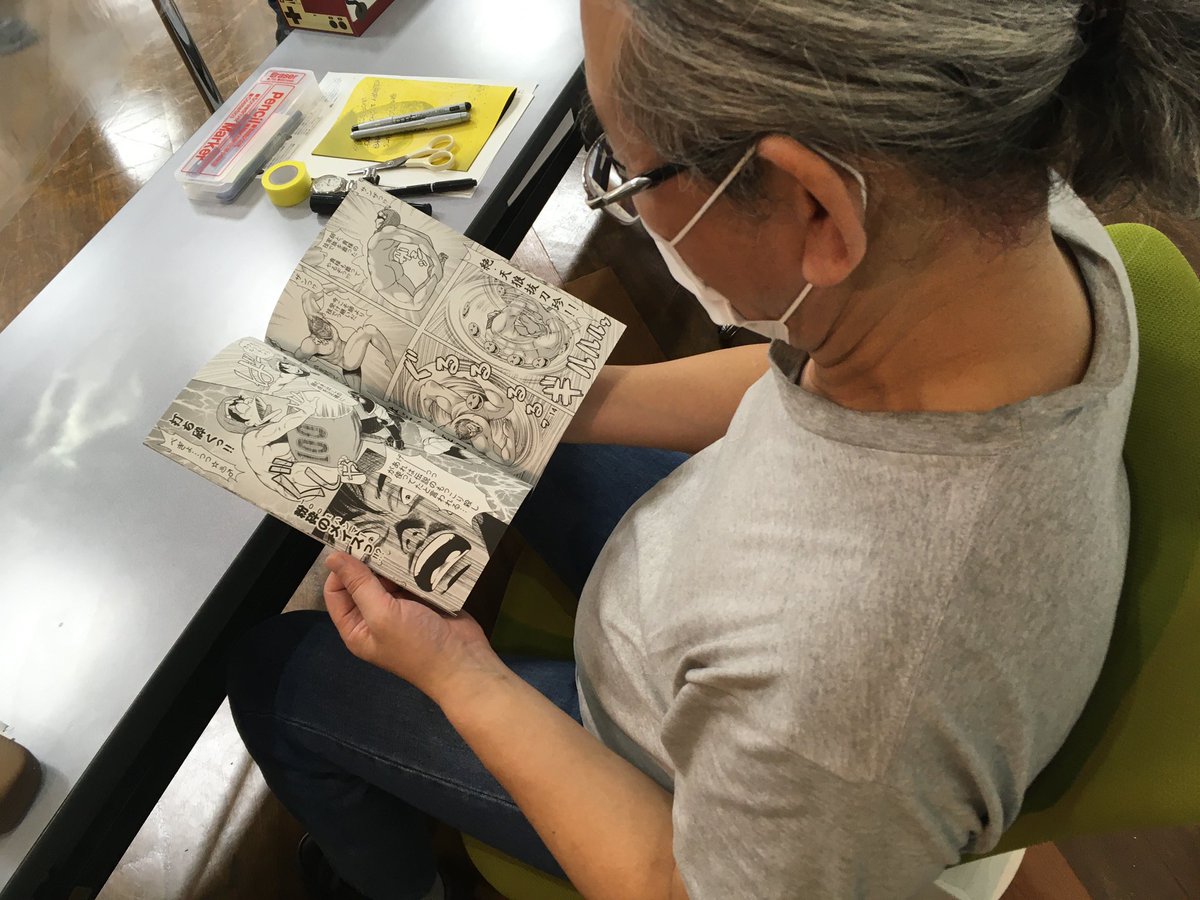 RT
何冊か『石垣環版ウィザードリィ二次創作同人誌』描いてて、一応の仁義として作者先生に目を通されてるけどあくまで『黙認』であって『公式』ではとは思ってないんだよね🤔
先生の原画展や本人公式同人誌の告知・宣伝目的で無料か印刷代位で配布してるし、表紙にも本文にも告知情報を載せてるんよ。