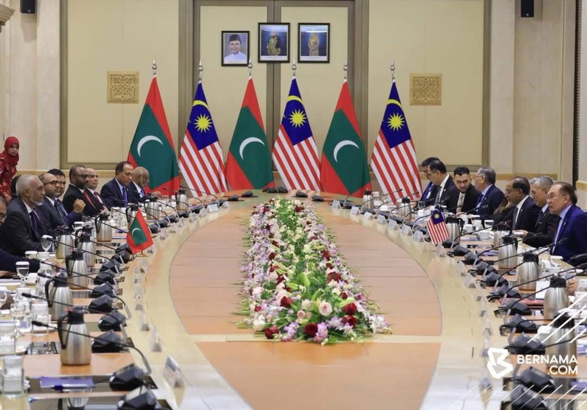 Ahmed Shareef (@shar_f) on Twitter photo ރާއްޖެއިން އަބަދުވެސް މަސައްކަތް ކުރަންވާނީ ސީދާ ބޭރުގެ ގައުމުތަކާ އެހެން ގައުމުތައް މެދުވެރިނުކޮށް، މެލޭޝިއާއަކީ ރާއްޖެއަށް މުހިންމު ގައުމެއް <a href="/MMuizzu/">Dr Mohamed Muizzu</a> ރާއްޖެއިން އަބަދުވެސް މަސައްކަތް ކުރަންވާނީ ސީދާ ބޭރުގެ ގައުމުތަކާ އެހެން ގައުމުތައް މެދުވެރިނުކޮށް، މެލޭޝިއާއަކީ ރާއްޖެއަށް މުހިންމު ގައުމެއް <a href="/MMuizzu/">Dr Mohamed Muizzu</a>