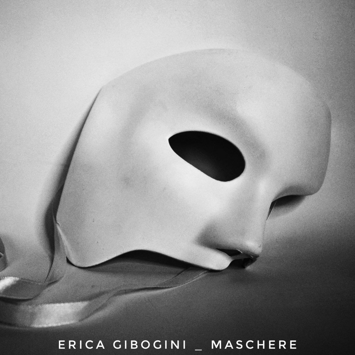“La maschera è un apparecchio che, applicato sull’intero viso o su parte di esso, ne rende possibile una contraffazione e impossibile il riconoscimento della persona che la indossa.”

luoghidilibri.it/2025/04/28/eri…

#appuntidiviaggio