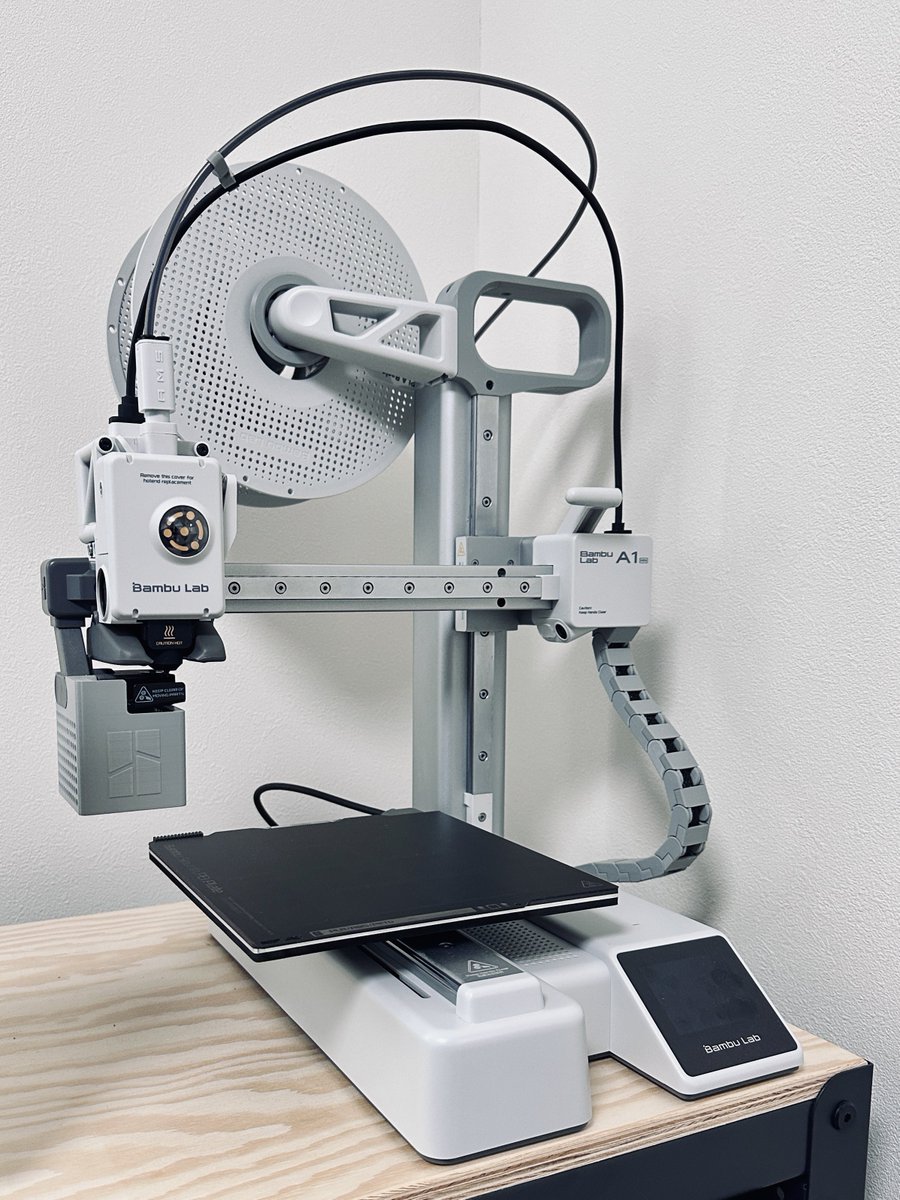 datchlive's tweet image. 今のBambu Lab A1 miniの構成。
結局、単色印刷がほとんどだから、省スペース運用できるようカスタムしてる。
#Bambulab #A1mini #3DP