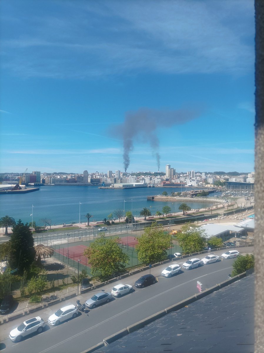 TriniGancedo's tweet photo. @EloyTP @silcerino dos incendios visibles desde el hospital de Coruña https://t.co/nOphd6Uy6J