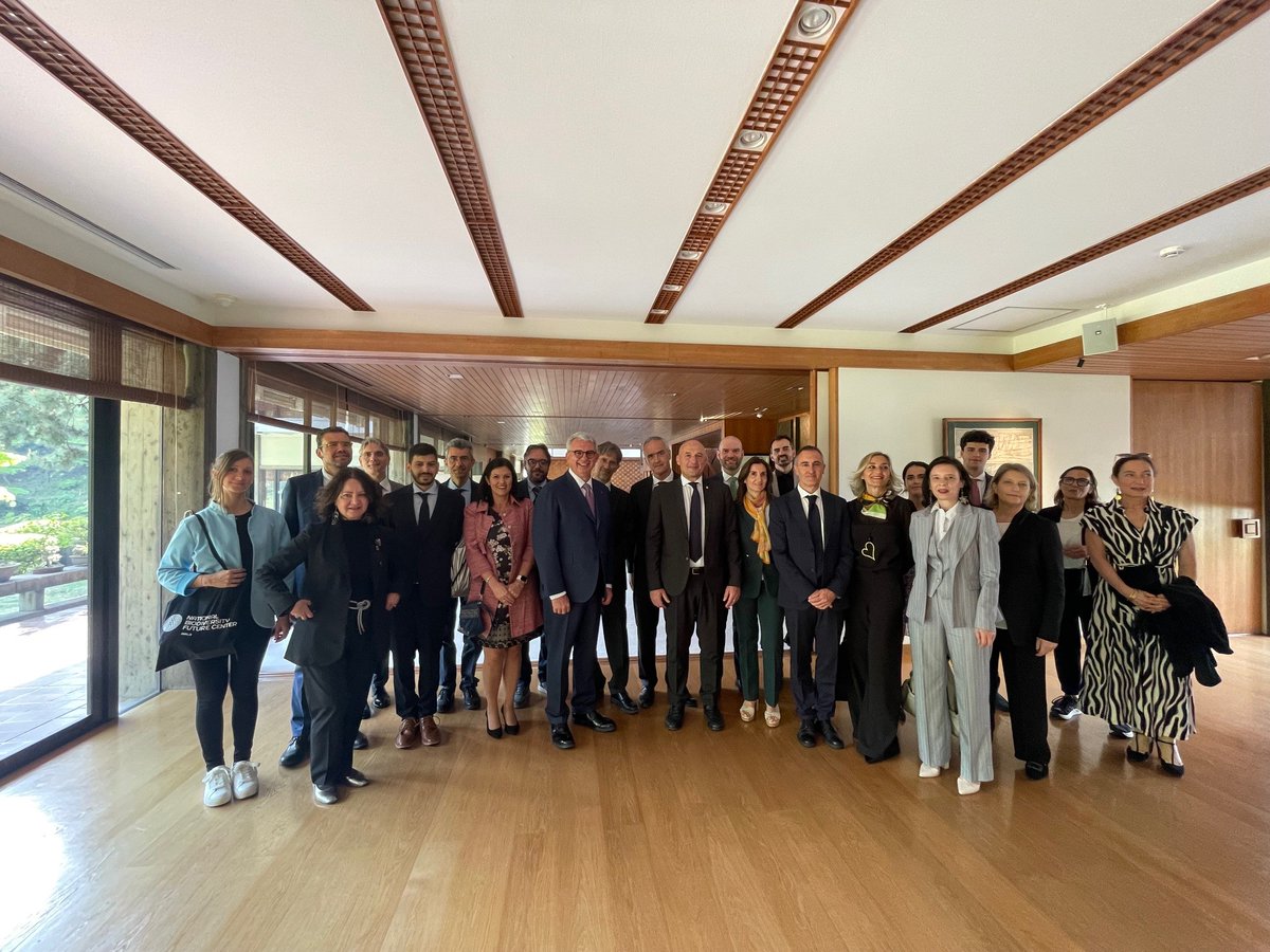 Università di Siena (@unisiena) on Twitter photo L’#Università di #Siena a #Expo2025 #Osaka.
🔴I docenti dell’Ateneo Francesco Frati, Francesco Dotta, Alessandra Renieri e Angelo Riccaboni hanno illustrato i progetti finanziati PNRR.
Interventi anche all’Ambasciata italiana a Tokyo.
👉unisi.it/unisilife/noti… L’#Università di #Siena a #Expo2025 #Osaka.
🔴I docenti dell’Ateneo Francesco Frati, Francesco Dotta, Alessandra Renieri e Angelo Riccaboni hanno illustrato i progetti finanziati PNRR.
Interventi anche all’Ambasciata italiana a Tokyo.
👉unisi.it/unisilife/noti…