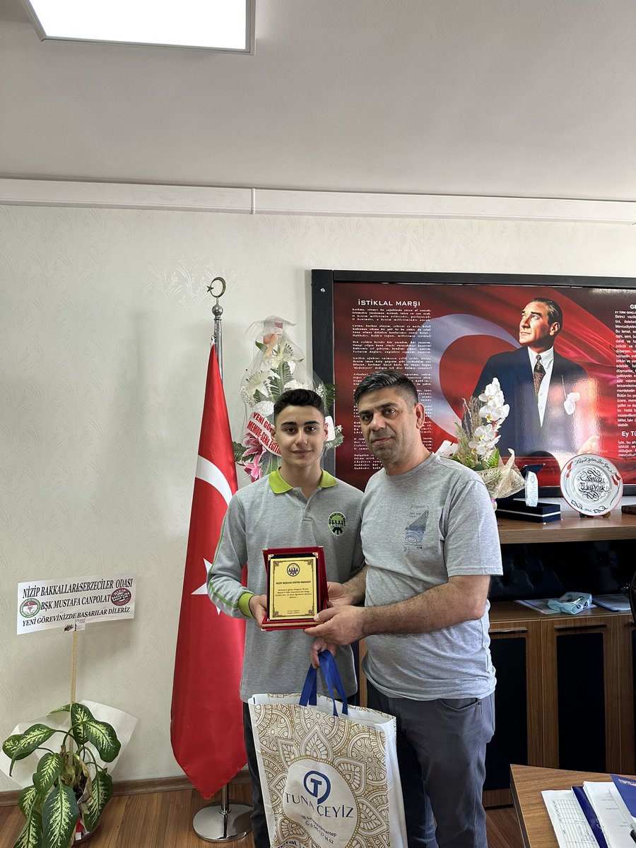 Liseler arası Hatay abası güreşlerinde 55 kg il birincisi olan öğrencimiz Muhammed Mahmut Kekçe’ye okul müdürümüz tarafından hediye ve plaket takdim edildi.
<a href="/NizipilceMEM/">Nizip İlçe Milli Eğitim Müdürlüğü</a> @Cgnde <a href="/Gaziantep_MEM/">Gaziantep İl Millî Eğitim Müdürlüğü</a> <a href="/erdalkilinc27/">Dr.Erdal KILINÇ</a>