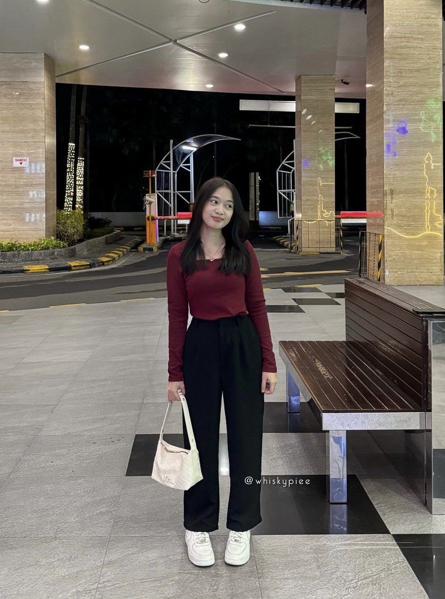 secinta itu gue sama baju maroon ini.... 
kalo pakai berasa makin cakep karna kulit cerahan &amp; bagus modelnya, mana under 100rb😭❤️