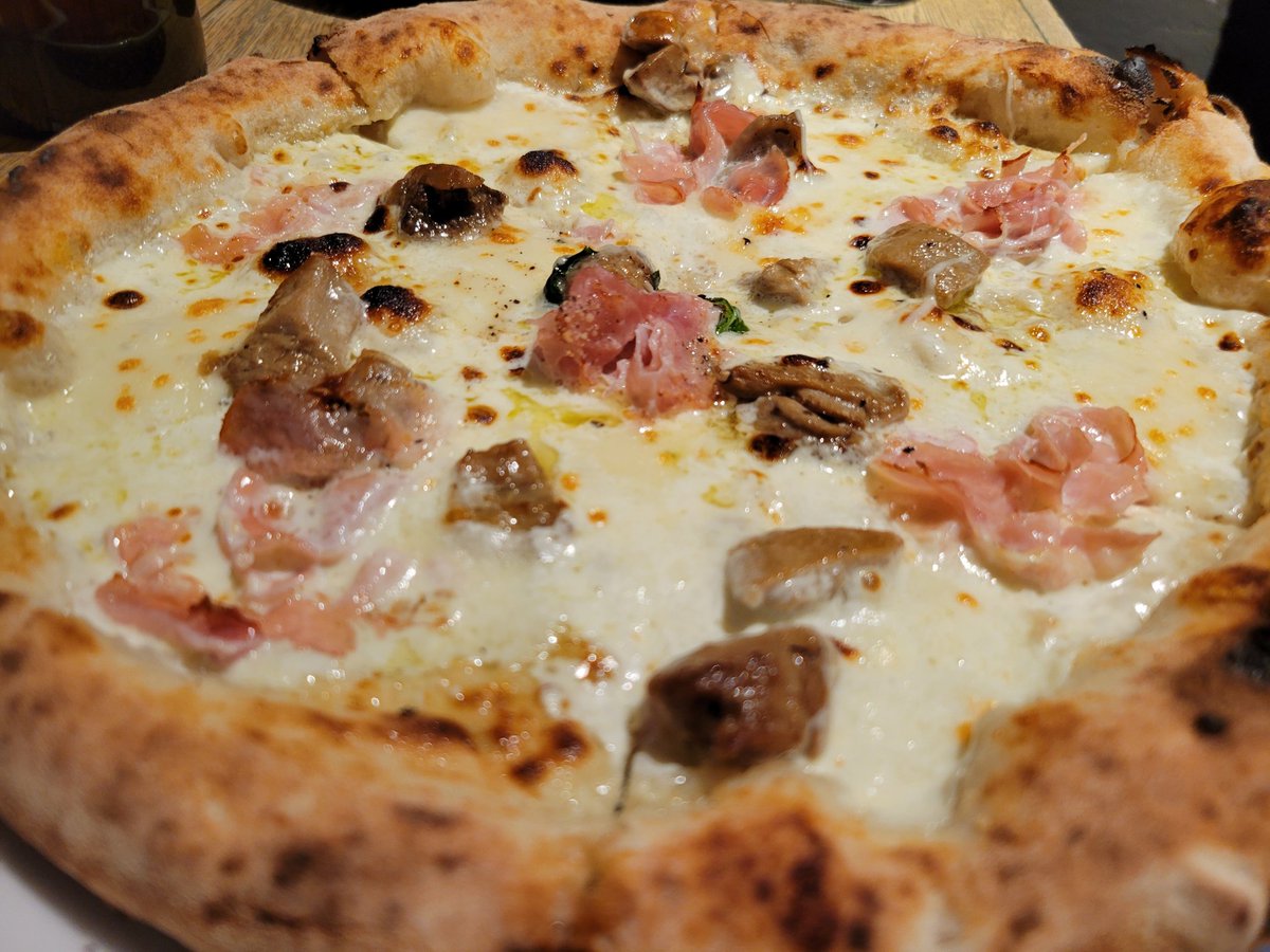 PIZZERIA IL TAMBURELLO@小伝馬町
ここは、何回行っても良いですからね～。
予約がどんどん取りにくくなっており、テイクアウトにすることもあるけれど…やっぱ、お店でのアツアツできたてには勝てぬ。