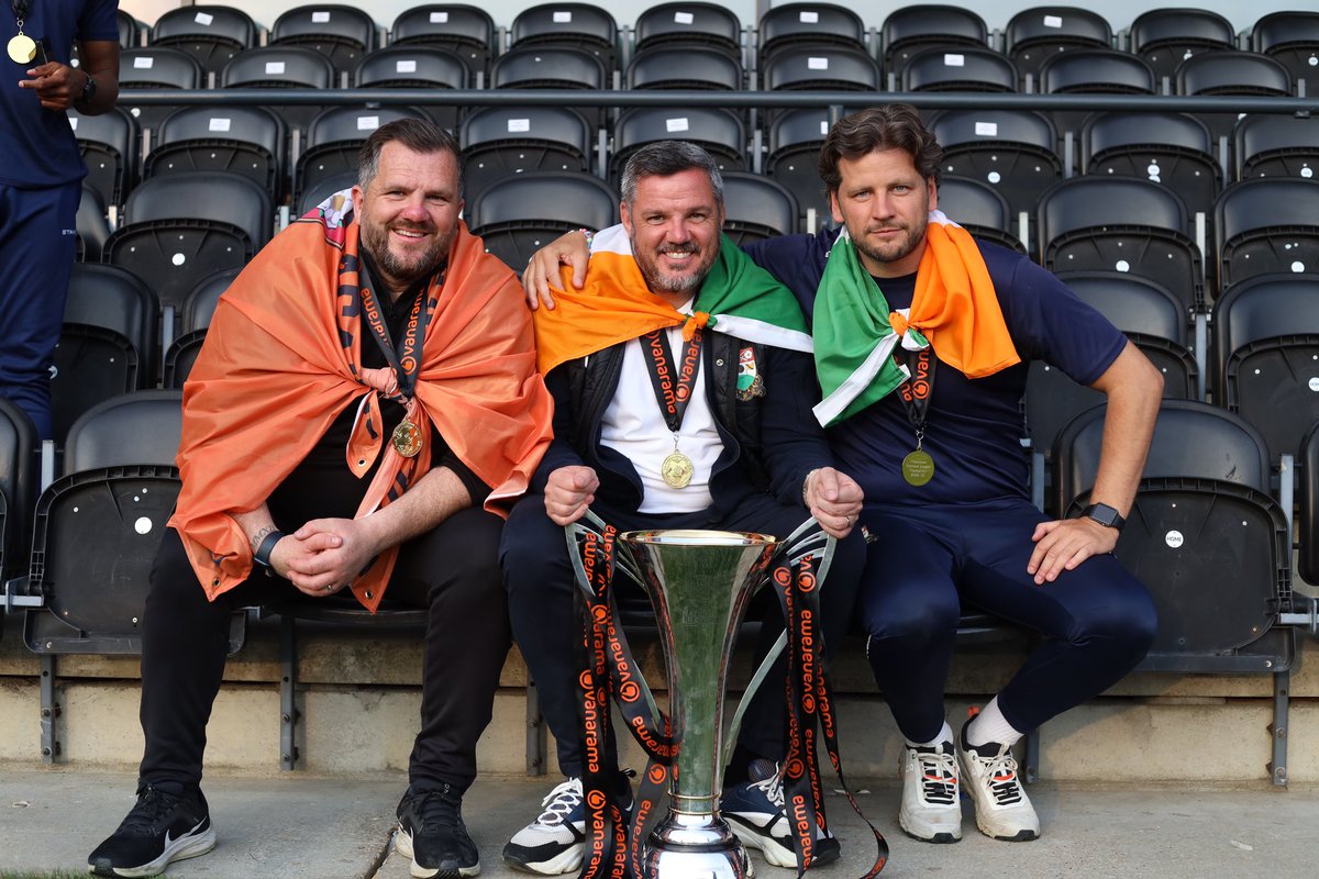 Bees are going up ole ole 🐝⚽️🧡 <a href="/BarnetFC/">(C) Barnet FC 🐝</a>