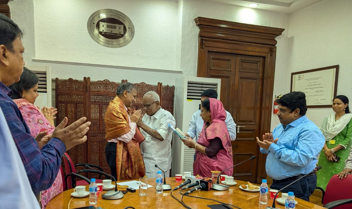 IN_Archives's tweet image. 🌟 Taking the Legacy Forward! 🌟
#NAI proudly acquires the private papers of Bharat Ratna Dr. A.P.J. Abdul Kalam — including his documents, speeches, and rare photos. His inspiring legacy now lives on at the National Archives of India! 🕊️
#APJAbdulKalam #LegacyLivesOn