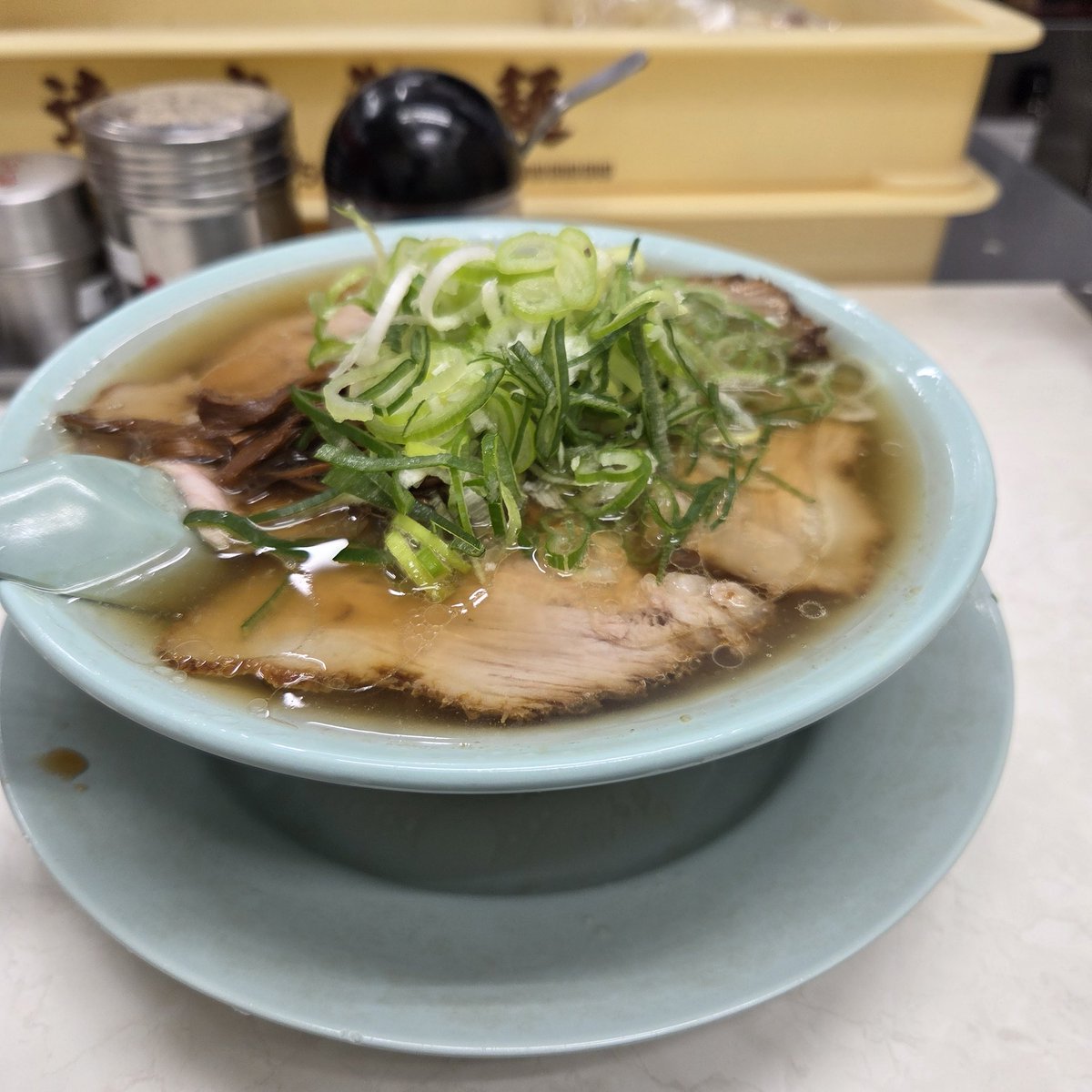 ニューともちん＠新橋
中華そば

11時55分着 15名ほど待ち
二度目の訪問！本日はちゃん系です！
ほんと食べてない方ぜひ食べてほしい！

そしてコスパは異次元！！
ライスつけても750円

組合ますます拡大するだろうね！だってうまい！

またきます！

#ラーメン
#新橋
#ちゃん系
#ちゃんのれん組合