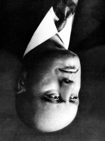 Il y a 80 ans aujourd’hui,des partisans italiens ont capturé #Mussolini et l’ont fusillé.
Nous rendons hommage à tous les #partisans qui ont mis le #fascisme “sens dessus dessous” en #Italie.            80 yıl önce bugün İtalyan partizanlar Mussolini’yi yakalayarak kurşuna dizdi.