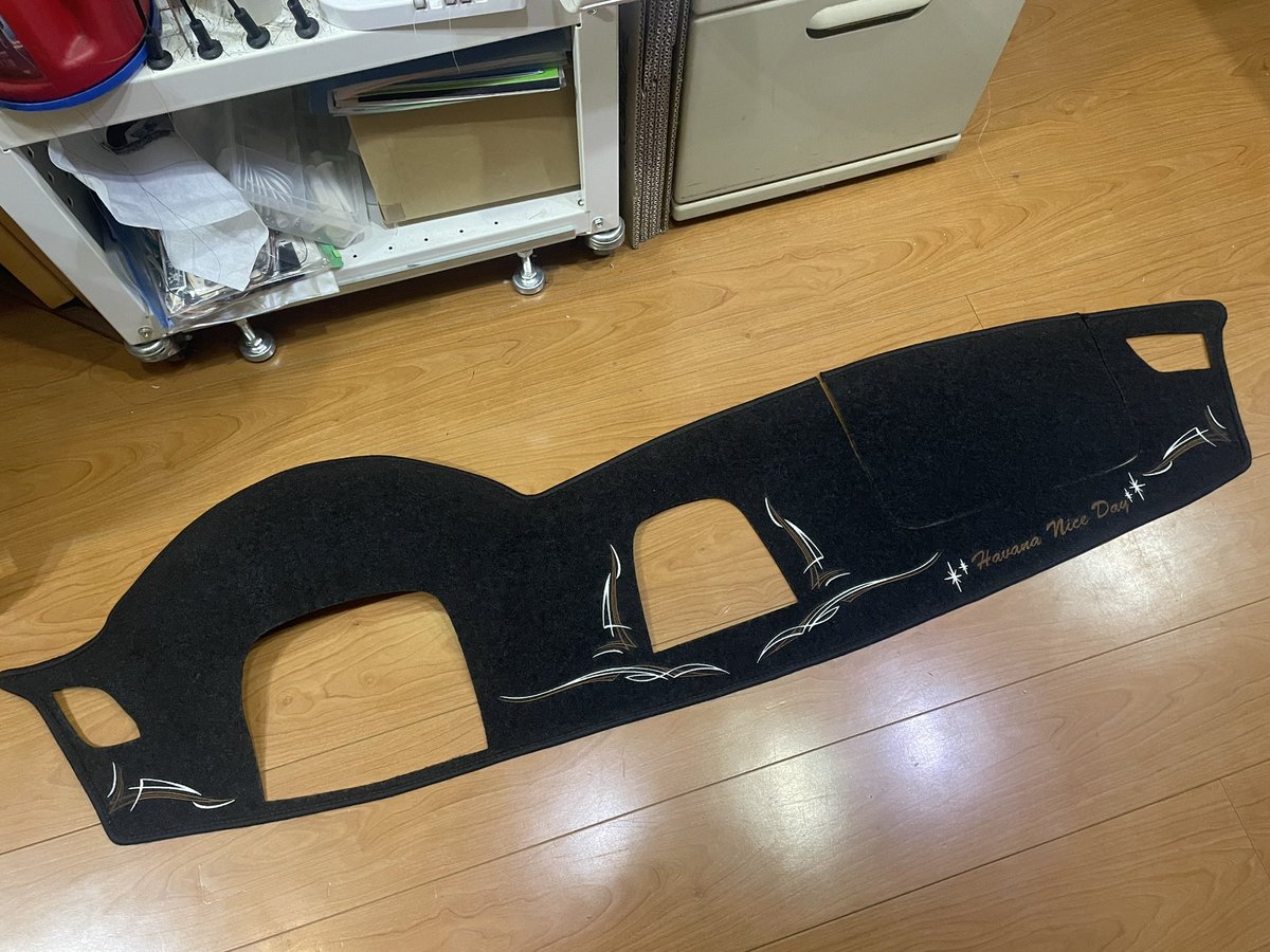 だいぶ落ち着きましたので正規に募集します！

ダッシュマットピンストライプ施工
ピンストライプは基本テンプレデザインとなります

基本料9,900-

糸色変更可能、金銀使用時は+1,100-

ロゴ変更はフォント対応出来るものは+1,100〜お見積もり

まずはお気軽にご相談ください！！