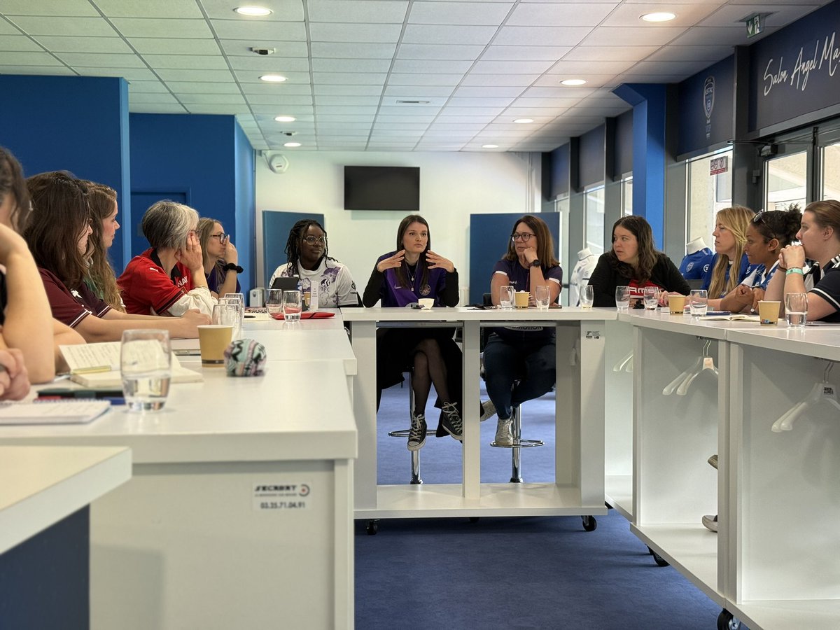 Ce week-end, nous avons organisé notre tout premier séminaire au Stade de l’Aube, à Troyes ! ✨
Accueillie chaleureusement par l’@estac_troyes à l’occasion du match contre Dunkerque le vendredi, l’équipe s’est réunie pour son séminaire le samedi matin.

Ce moment fort a permis