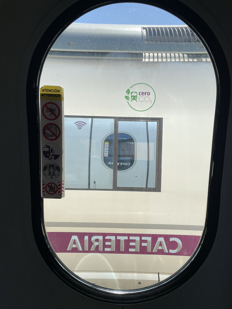 Apagada general. Aturats a l'AVE camí de Madrid després de sortir de l'estació de Saragossa. Trens aturats. Problemes d'accés a dades mòbils i wifi. #apagada