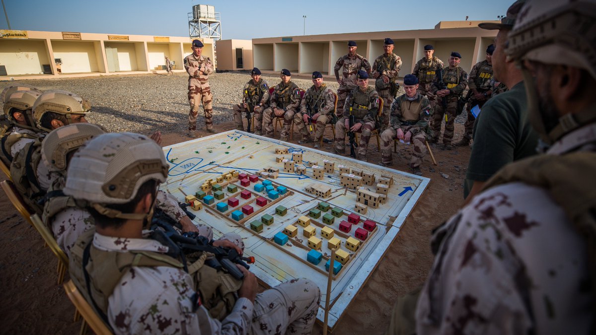 armeedeTerre's tweet photo. Exercice de combat urbain en zone désertique avec le @35emeRI 🇫🇷 aux côtés du 13e bataillon d’infanterie émirien @modgovae 🇦🇪
Une projection en mode #Interalliés, destinée à renforcer le partenariat stratégique et la #PrépaOps dans un environnement exigeant 🤝
#FIBUA https://t.co/3viUwCDTPt