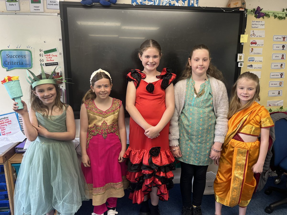Dosbarth 1 are dressing  up, applying for travel researcher jobs, filling out passport applications and tasting foods from around the world to launch our new Wonders of the World topic.