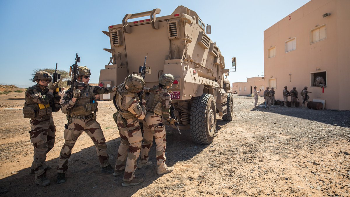 armeedeTerre's tweet photo. Exercice de combat urbain en zone désertique avec le @35emeRI 🇫🇷 aux côtés du 13e bataillon d’infanterie émirien @modgovae 🇦🇪
Une projection en mode #Interalliés, destinée à renforcer le partenariat stratégique et la #PrépaOps dans un environnement exigeant 🤝
#FIBUA https://t.co/3viUwCDTPt