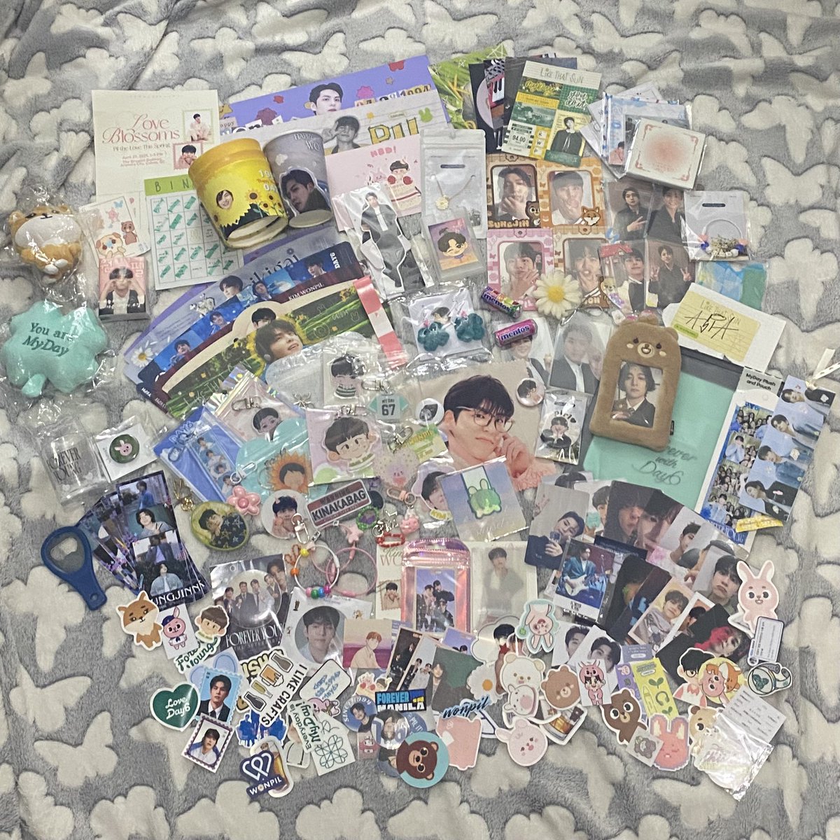 sixylia's tweet image. Summary of everything I got this weekend! I had so much fun attending 5 events in the span of 2 days 😭 would I do it again? Probably not. Would I do it all over again? Definitely will 😞 I miss everyone I met, thank you to the ones who traded their freebies with me 🤍🤍🤍