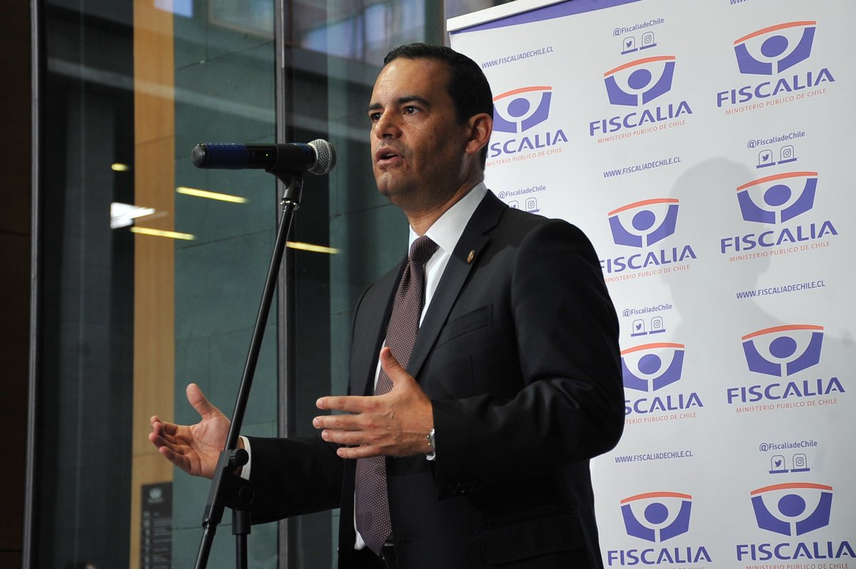 Tele13_Radio's tweet image. 📻 "Estamos en condiciones, dentro de las próximas semanas, de cerrar la acusación si es que no surgieran otras líneas de investigación"

A un año del triple homicidio de carabineros en Cañete, en #MesaCentral conversamos con Roberto Garrido, fiscal regional de La Araucanía…