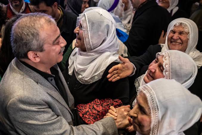 Hastane : "Kırılım noktasındayız. Hastamızın nörolojik açıdan beyinle ilgili refleksleri azalmış."

Yapma Sırrı Abi...

Sırrı Süreyya Önder