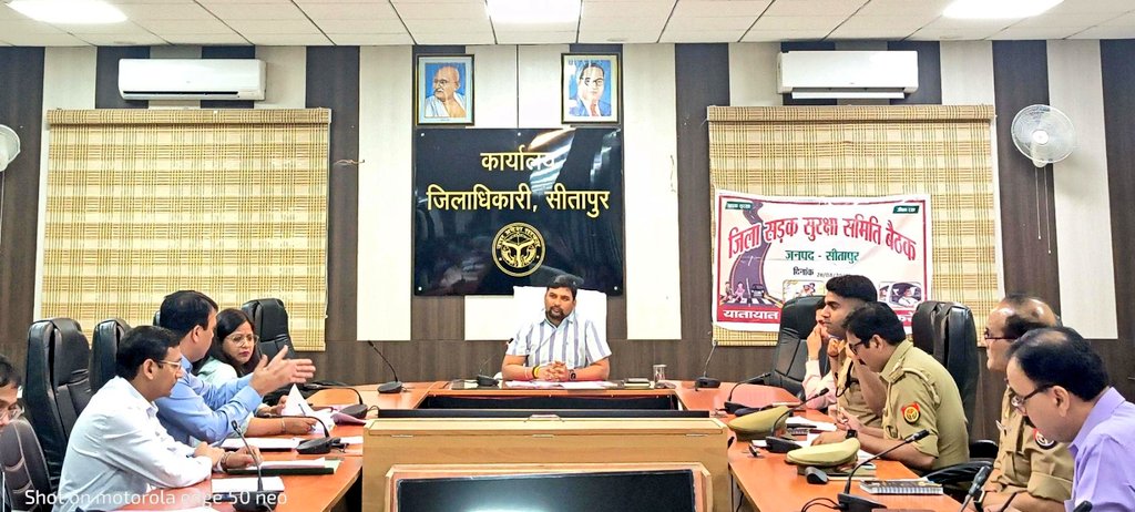 जिला सड़क सुरक्षा समिति की बैठक के दौरान संबंधित अधिकारियों को बेहतरअंतर्विभागीय समन्वय स्थापित कर सड़क सुरक्षा हेतु ठोस एवं प्रभावी कदम उठाने, अवैध कटों को बन्द कराने, यातायात नियमों का उल्लंघन करने वालों के विरुद्ध कड़ी कार्यवाही किए जाने आदि के संबंध में आवश्यक निर्देश दिए गए।