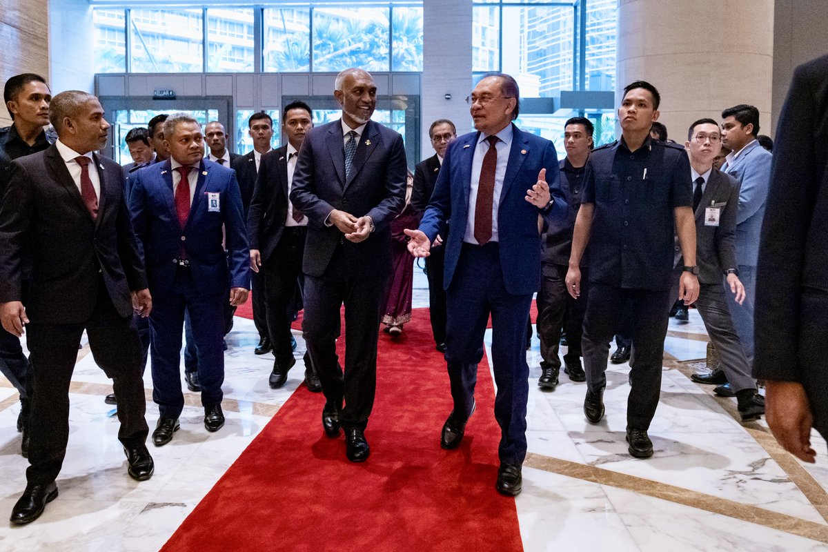 anwaribrahim's tweet photo. Kami amat menghargai hubungan erat antara rakyat Malaysia dan Maldives yang telah terjalin sekian lama selain melihat potensi besar untuk memperluaskan kerjasama dalam bidang perdagangan, pelaburan, inovasi digital, dan kelestarian alam sekitar.

Saya lontarkan harapan tersebut sewaktu Forum Perniagaan 2025 bersempena dengan lawatan rasmi Presiden Maldives Dr Mohamed Muizzu ke Malaysia hari ini.

Malaysia dan Maldives telah lama menjalin hubungan dua hala yang kukuh, berasaskan keserasian dalam dasar-dasar, sistem politik, dan persefahaman yang mendalam.

Dengan kepimpinan kerajaan semasa di Maldives, kini terdapat tekad yang jelas untuk memajukan negara tersebut dengan dasar yang lebih terarah.

Justeru, saya menegaskan bahawa Malaysia sedang mempergiat usaha untuk memperkukuh kerjasama dalam kalangan negara ASEAN serta dengan negara jiran seperti Maldives, bagi berkongsi aspirasi bersama ke arah pembangunan dan kemakmuran.

//

We value the longstanding ties between Malaysia and the Maldives and see great potential to expand collaboration in trade, investment, digital innovation, and sustainability. 

Our countries share strong bilateral relations, familiar policies, and political systems. Under the current leadership, the Maldives is clearly determined to advance its development with greater policy clarity. 

Therefore, Malaysia is intensifying efforts to strengthen cooperation within ASEAN and with neighbours like the Maldives to achieve shared aspirations for growth and prosperity.

#MalaysiaMADANI 
#MADANIBekerja