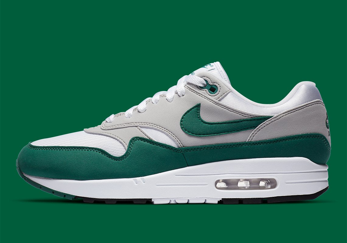 nike evergreen aura