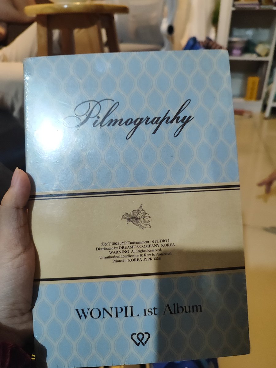 aruepil's tweet image. Thanks for the prizes @sunsetforkwp kahit nagdadabog na ko nong di nabubunot HAHAHAH 

thank you also for @makneigh kasi binigay niya sakin yung prize niya since i don't have pilmography album 🥹 dabestt