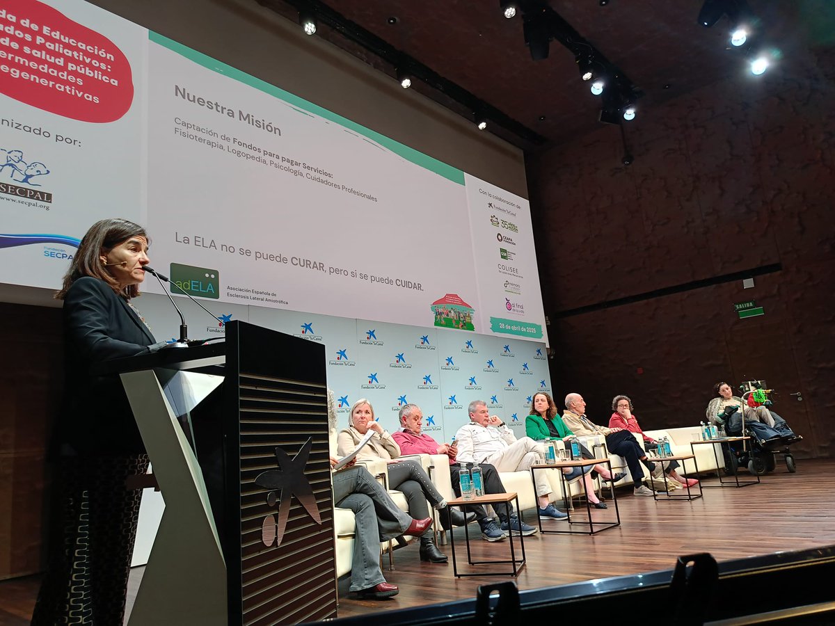 El panel de asociaciones finaliza abordando la realidad de las personas con esclerosis lateral amiotrófica. Mar García, directora general de <a href="/AsociacionELA/">adELA - Asociación Española de ELA</a>. "La ELA no se puede curar, pero sí se puede cuidar". Defiende que los CP deben estar presentes desde el diagnóstico (+)