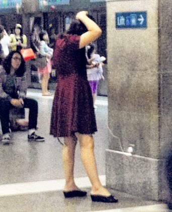 wake_neko's tweet image. 悲報　シンガポールの地下鉄で勝手に充電した中国系女性が400シンガポールドルの罰金刑を処されたらしい。
日本では観光客のこういった行為をせいぜい迷惑行為として批判したりするのみで、逮捕したり罰金刑を課したりはしていない。
やはり、シンガポールを見習わなきゃダメ？😅