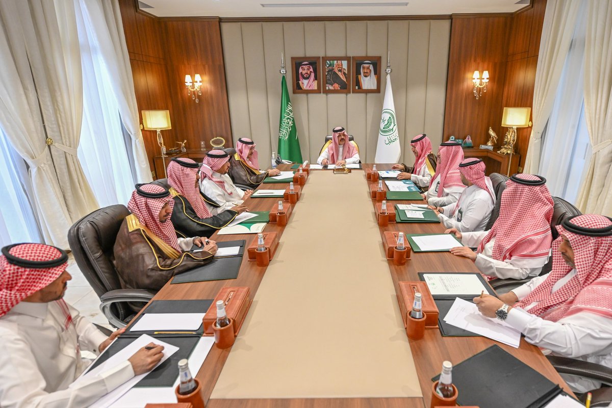emara_hail's tweet photo. سمو #أمير_منطقة_حائل يرأس اجتماع الفريق المكلّف لمتطلبات مشروع شركة الراعي دعماً للإستراتيجية الوطنية للتنمية الحيوانية والزراعية بحضور سعادة وكيل الإمارة المكلف وتم استعراض الخطة التنفيذية وآليات الدعم اللوجستي والفني وتعزيز الشراكات لضمان تحقيق أعلى مستويات الكفاءة والجودة. https://t.co/iHBtjcOvaD