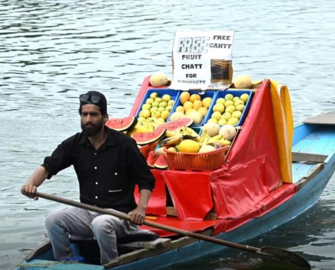 HYDDeccanNEWS's tweet image. Hashim Bhai Rozana #free meh #FruitChaat Deteh hai Sabhi #tourist Logo ko Joh #Pahalgam Aayeh hai

This is Hashim,he drives a Shikara in Kashmir

Hashim is providing free chaat service to all tourists coming to #Kashmir

Kashmiris are trying in everyway to keep their guests happy