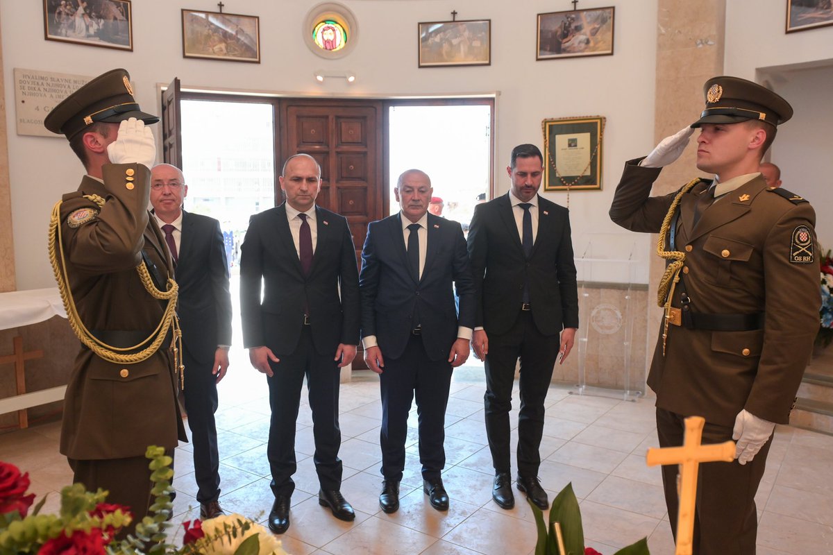 U Splitu smo obilježili 34. obljetnicu 4. gardijske brigade “Pauci” – udarne brigade #HV koja je prošla jedan od najtežih ratnih puteva, a kruna svega bilo je oslobođenje Knina u pobjedničkoj VRO Oluja! Vječno zahvalni, odajemo počast svim pripadnicima 4. gardijske brigade koji