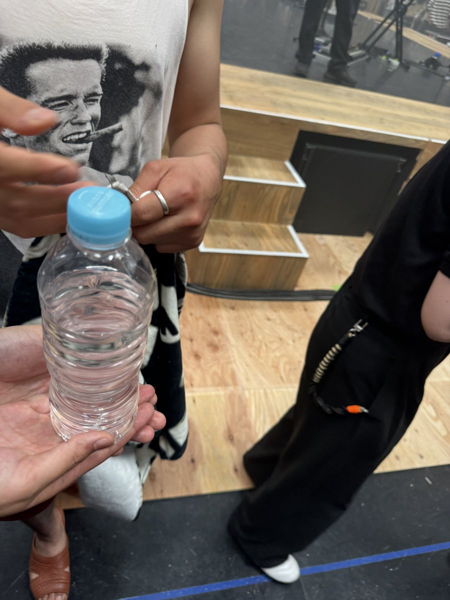 킹누cdtv라이브…..

제옆에서잇던사람들 다
츠네타가땀닦은수건,츠네타가마시던물,츠네타가끼던선글라스 받음 너무부러워………
🥺🥺🥺🥺🥺…..