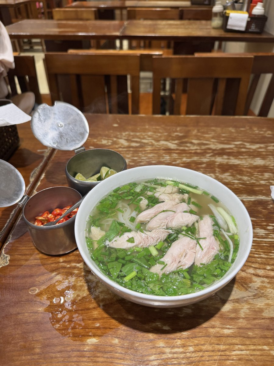 Kouhei50's tweet image. 今まで食べたフォーの中で一番美味しかった。

ハノイにある「PHỞ GÀ VM17」。
文廟（孔子廟）の真向かいにある。
鶏肉のフォーは5万ドン（約276円）。

スープがめちゃくちゃ美味しい。癖になる。
途中でレモンをかけて味変するとよりgood。

ガイドの人に連れられて来たけど、良い店知れた。