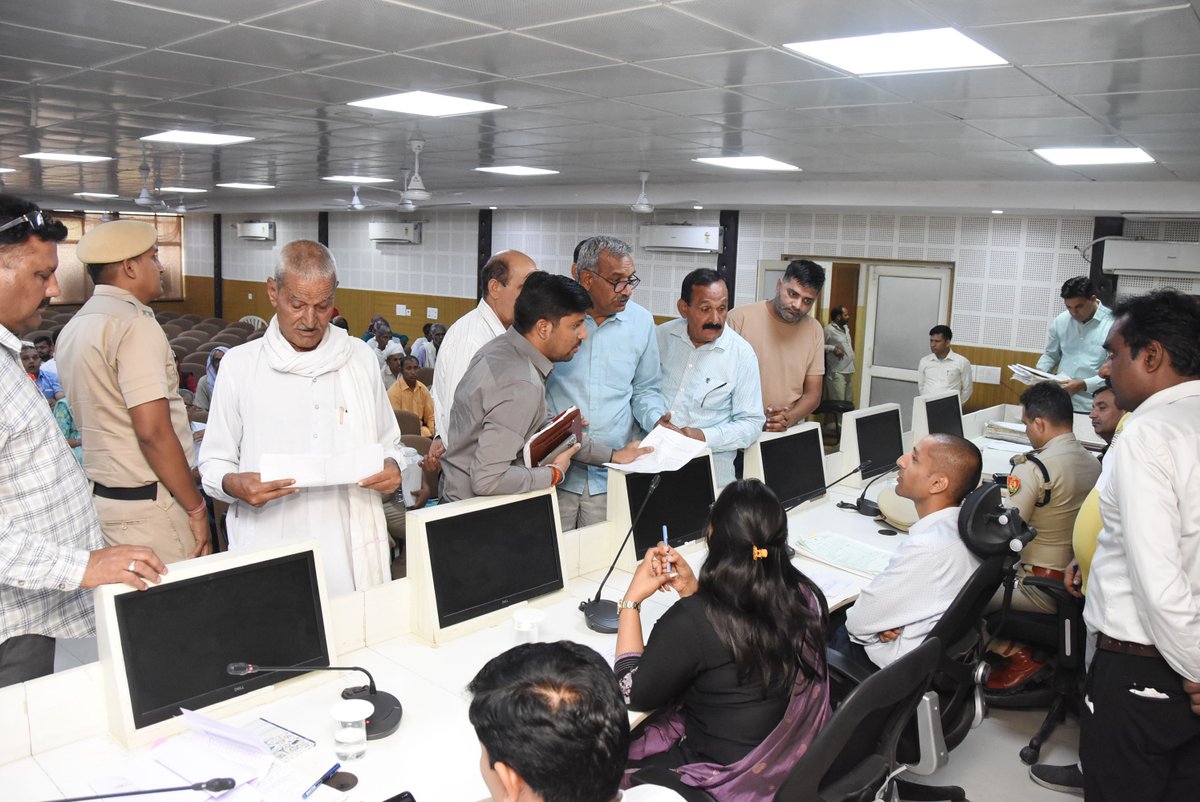 dipro_hisar's tweet image. सीएम विंडो, समाधान शिविर व जनसंवाद पोर्टल पर लंबित शिकायतों के निपटान हेतु समीक्षा बैठक आयोजित
निपटान में लापरवाही बरतने वाले अधिकारियों के खिलाफ होगी विभागीय कार्रवाई : उपायुक्त अनीश यादव
#DIPRHaryana #CMWindow #JanSanvadPortal