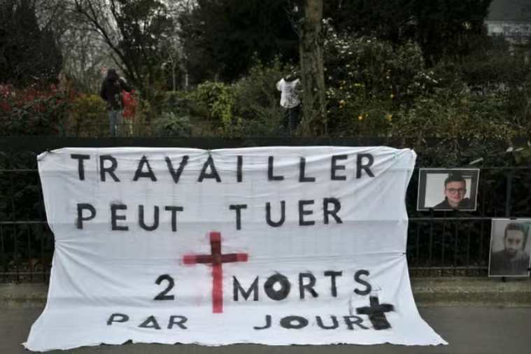 NPA_antica's tweet photo. Ce 28 avril 2025, journée mondiale de la sécurité et de la santé au travail, le NPA rend hommage aux victimes du travail et adresse sa solidarité à leurs proches. 
1/4 https://t.co/FHirjypabn
