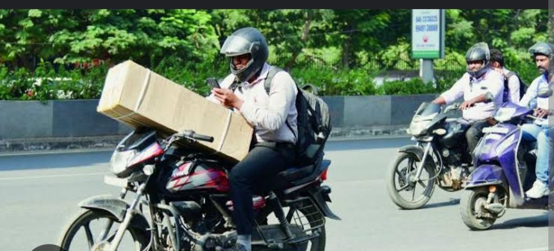 సెల్ఫోన్ డ్రైవింగ్ వల్ల కలిగే కొన్ని అనర్థాలు:

 1.దృష్టి మరలడం: డ్రైవింగ్ చేస్తున్నప్పుడు సెల్ఫోన్‌లో మాట్లాడటం లేదా మెసేజ్ చేయడం వల్ల డ్రైవర్ దృష్టి రోడ్డుపై నుండి మరలిపోతుంది. ఇది ప్రమాదాలకు దారితీస్తుంది. కళ్ళు రోడ్డు నుండి క్షణం పాటు మరలినా చాలా దూరం వాహనం అదుపు తప్పుతుంది.