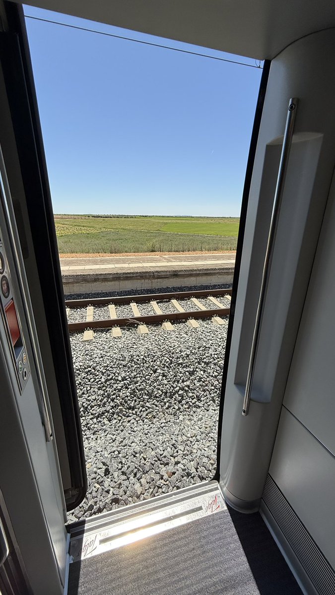 Apagón de luz en España 🇪🇸 arriba del tren. El servicio abrió las puertas del tren para que circule el aire. Por lo menos no nos tocó adentro del túnel.