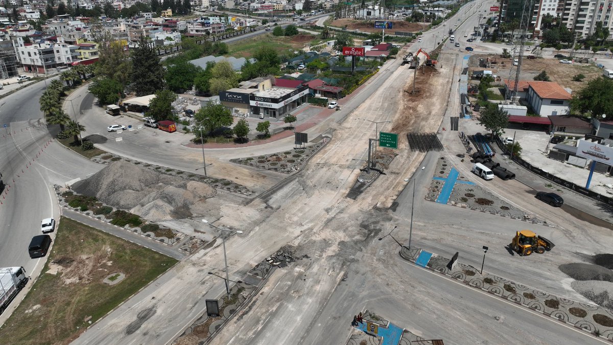Adana’nın trafiğini rahatlatacak, Farklı Seviyeli Kavşak (Üst Geçit) projemizin çalışmalarına başladık. Çok yakında temelini atıyoruz.

Öğretmenler Bulvarı ile Kuzey Adana Otoyol Çıkışı bağlantı noktasına yapılacak proje ile kuzey-güney ulaşım aksındaki yükü önemli ölçüde