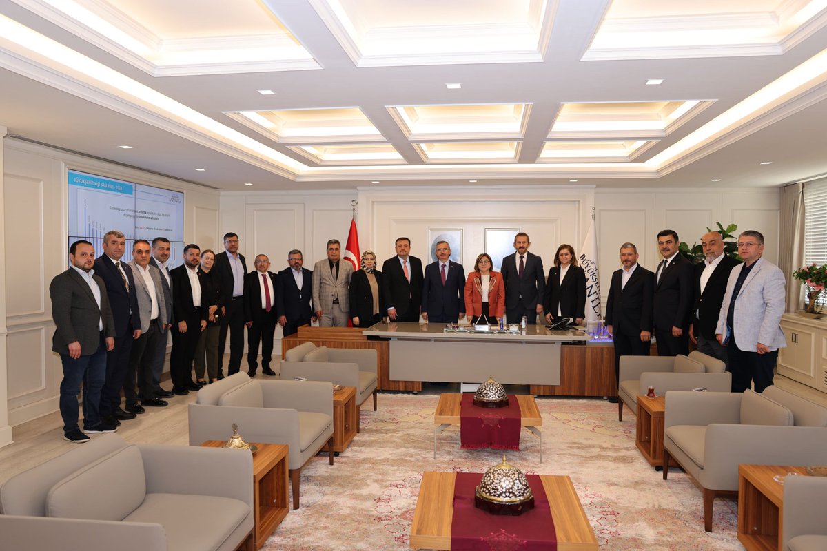 akkadinantep's tweet photo. 📍Gaziantep Büyükşehir Belediyesi 

Gazi şehrimize teşrif eden Yerel Yönetimler Başkan Yardımcımız Sn Bilal Uçar,İl Başkanımız,İl Kadın Kolları Başkanımız,İlçe başkanlarımız ve il-ilçe yönetim kurulu üyelerimiz ile birlikte, GBB başkanımız Sn Fatma Şahin'i makamında ziyaret etti. https://t.co/ZpJgA9aqGH