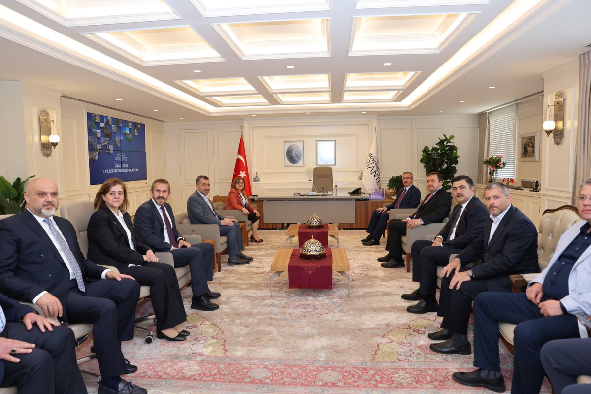 akkadinantep's tweet photo. 📍Gaziantep Büyükşehir Belediyesi 

Gazi şehrimize teşrif eden Yerel Yönetimler Başkan Yardımcımız Sn Bilal Uçar,İl Başkanımız,İl Kadın Kolları Başkanımız,İlçe başkanlarımız ve il-ilçe yönetim kurulu üyelerimiz ile birlikte, GBB başkanımız Sn Fatma Şahin'i makamında ziyaret etti. https://t.co/ZpJgA9aqGH