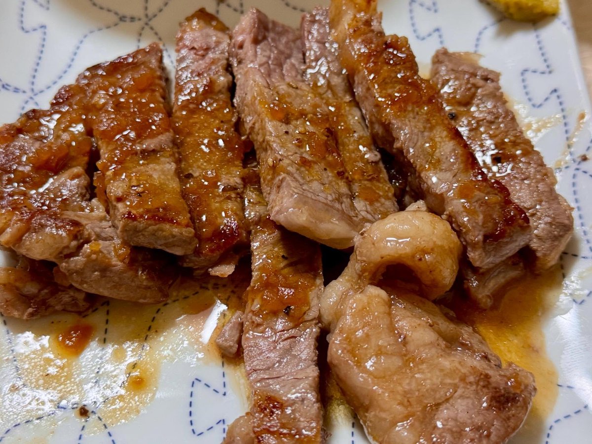 夕食は、カード💳ポイントでゲットした北海道産牛肉🥩のステーキ200g程あり、柔らかくて美味しい😋高級国産牛肉🥩のように霜降りがなく、脂っこくなくよかった😋👍柚子胡椒と天尊の塩🧂を使って食べました🙏たまにしか食べられない味でした😋