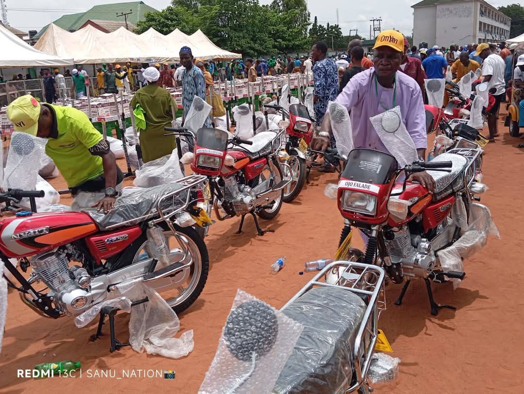 Ola_Of_Ogun1's tweet photo. Ipokia LGA don zeh for YAYI empowerment again! https://t.co/FzxbgYGxei