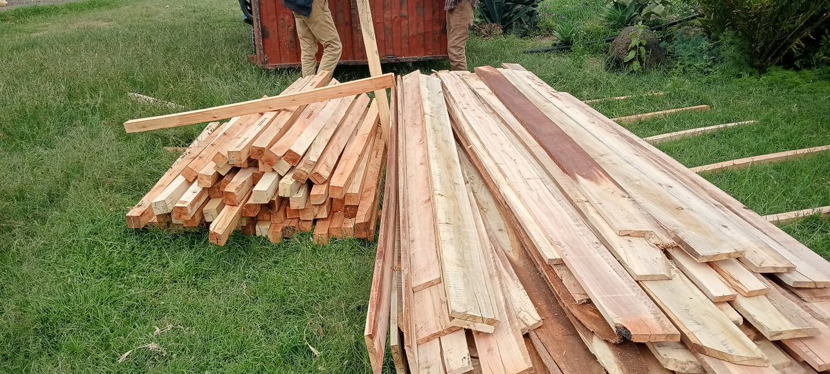 Ntulele's tweet image. Unaingia site kama umepiga hesabu alafu two weeks later Ndio mbao zinaingia... 😂😂😂 Wueh! Grateful for the experience. #landscaping #Picketfence