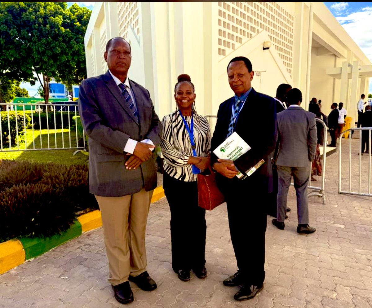 BumacoInsurance's tweet photo. Mkurugenzi Mtendaji wa Bumaco Life Insurance @LifeBumaco,Dr. Aikande Kwayu akiwa pamoja na Waziri wa Habari, Sanaa, Utamaduni na Michezo Mhe. Prof. Kabudi pamoja na Mkurugenzi Mkuu wa SAGGOT, Bw. Godfrey Kilenga Katika Uzinduzi Wa Bank Ya Ushirika, Mkoani Dodoma #insurancetz https://t.co/dZQMiXc9ea