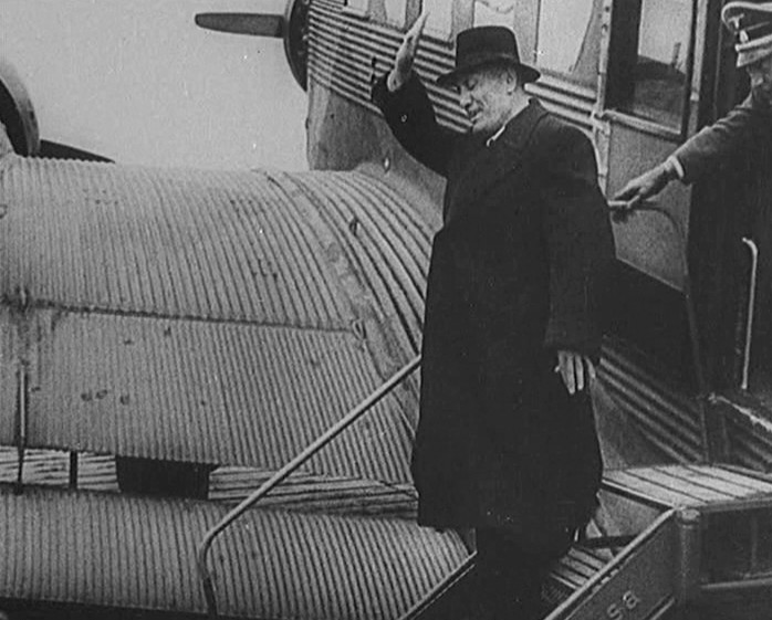 Today marks 80 years since the execution of Benito Mussolini. Italy's dictator was captured and killed by partisans in the village of  Giulino di Mezzegra. His body was taken to Milan and hung in a public square. Here's his final years on film: ow.ly/PxBJ50VHTb5