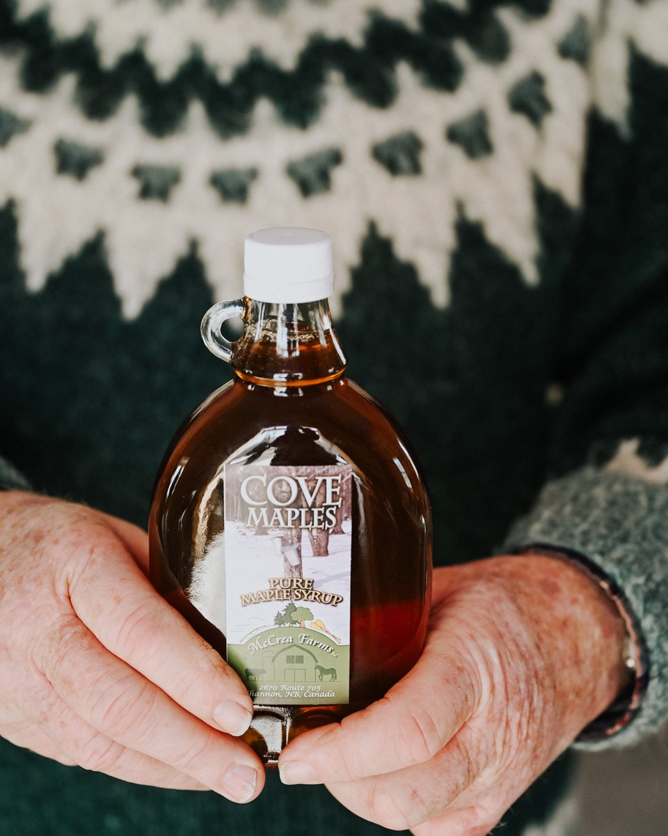 AlimentsNB's tweet image. Extrait directement des arbres du Nouveau-Brunswick par des acériculteurs qui perfectionnent leur art depuis des générations, ce sirop est plus qu’un simple délice : c’est un goût de chez nous.

#achetezlocalpourdebon #nouveaubrunswick #SoutienLocal #siropderablenb