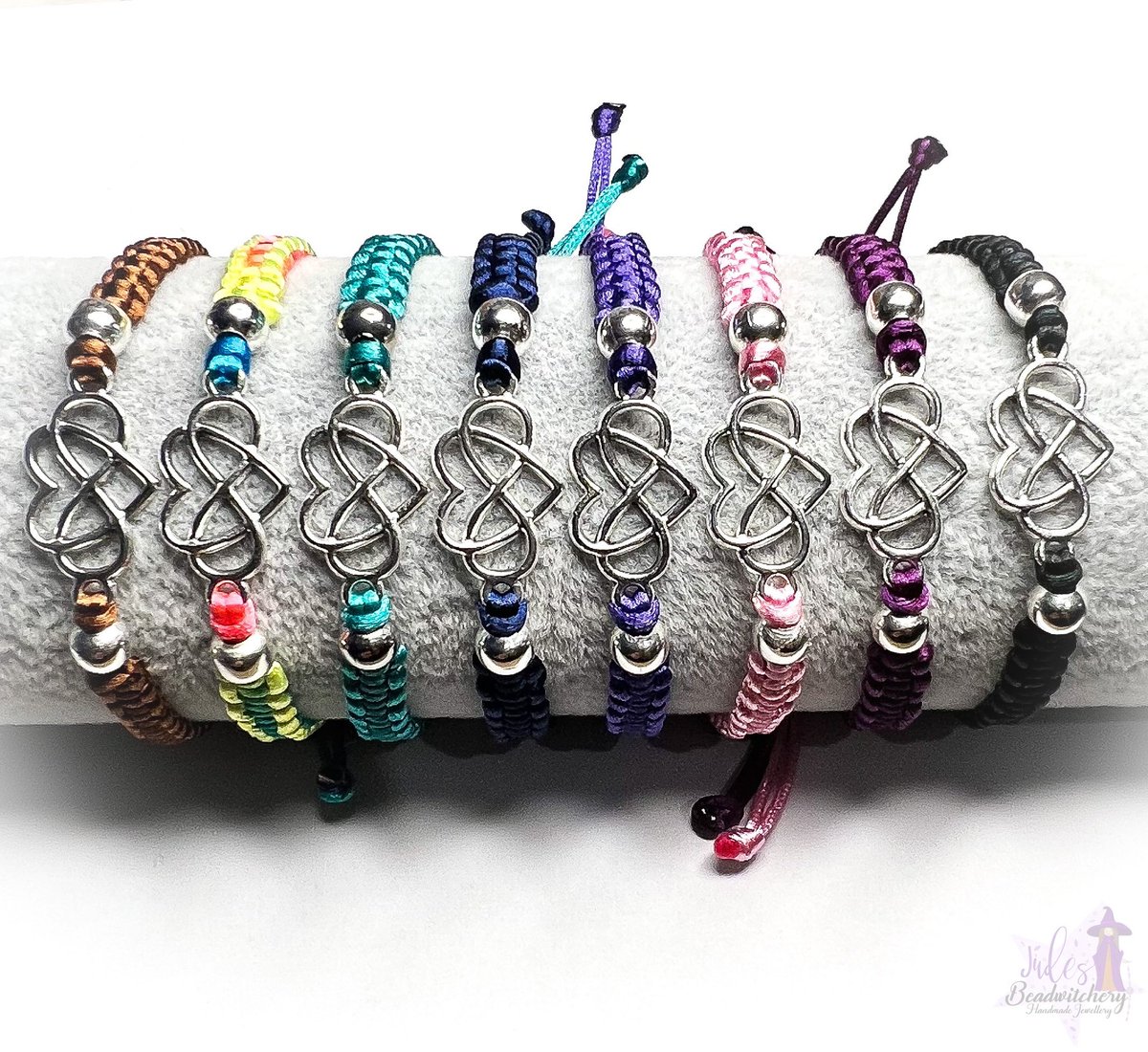 Oops, these Heart Knot Macarame bracelet accidentally  disappeared from my Etsy shop 😱 they’re back now, with 4 colours in stock, and you can always message me if you’d like a different colour 🌈

🛍️ etsy.com/uk/listing/116…