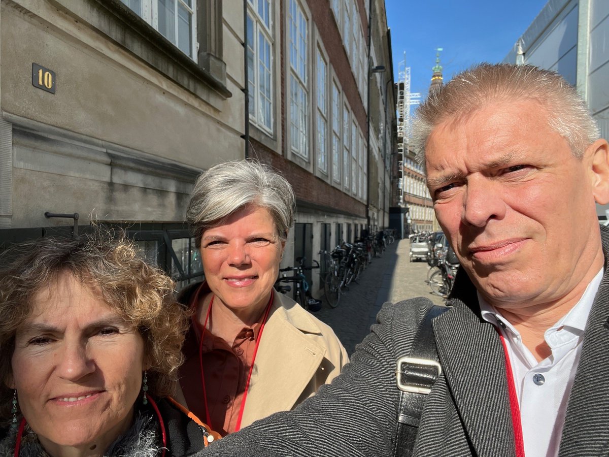 DRC Dansk Flygtningehjælp (@drc_dk) on Twitter photo Generalsekretær <a href="/CharlotteSlente/">Charlotte Slente</a> asylchef <a href="/EvaSinger6/">Eva Singer</a> og dir. for integration Kenneth Flex har i dag drøftet arbejdspligten med Integrationsminister <a href="/KaareDybvad/">Kaare Dybvad</a>.
Kvoteflygtninge bør undtages og få støtte og sprogundervisning for at komme i job, ikke #arbejdspligt fra dag 1. Generalsekretær <a href="/CharlotteSlente/">Charlotte Slente</a> asylchef <a href="/EvaSinger6/">Eva Singer</a> og dir. for integration Kenneth Flex har i dag drøftet arbejdspligten med Integrationsminister <a href="/KaareDybvad/">Kaare Dybvad</a>.
Kvoteflygtninge bør undtages og få støtte og sprogundervisning for at komme i job, ikke #arbejdspligt fra dag 1.
