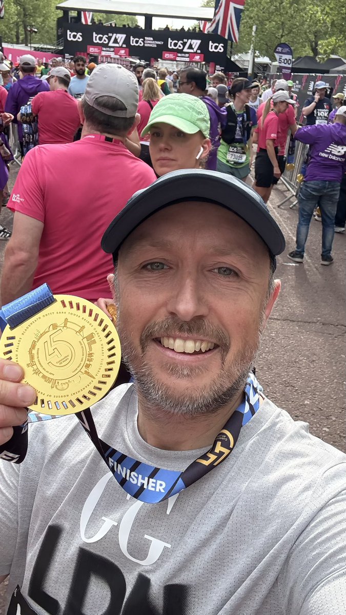 graz1980's tweet photo. What a Day🇬🇧💙 @LondonMarathon https://t.co/lu4PyHg5SA