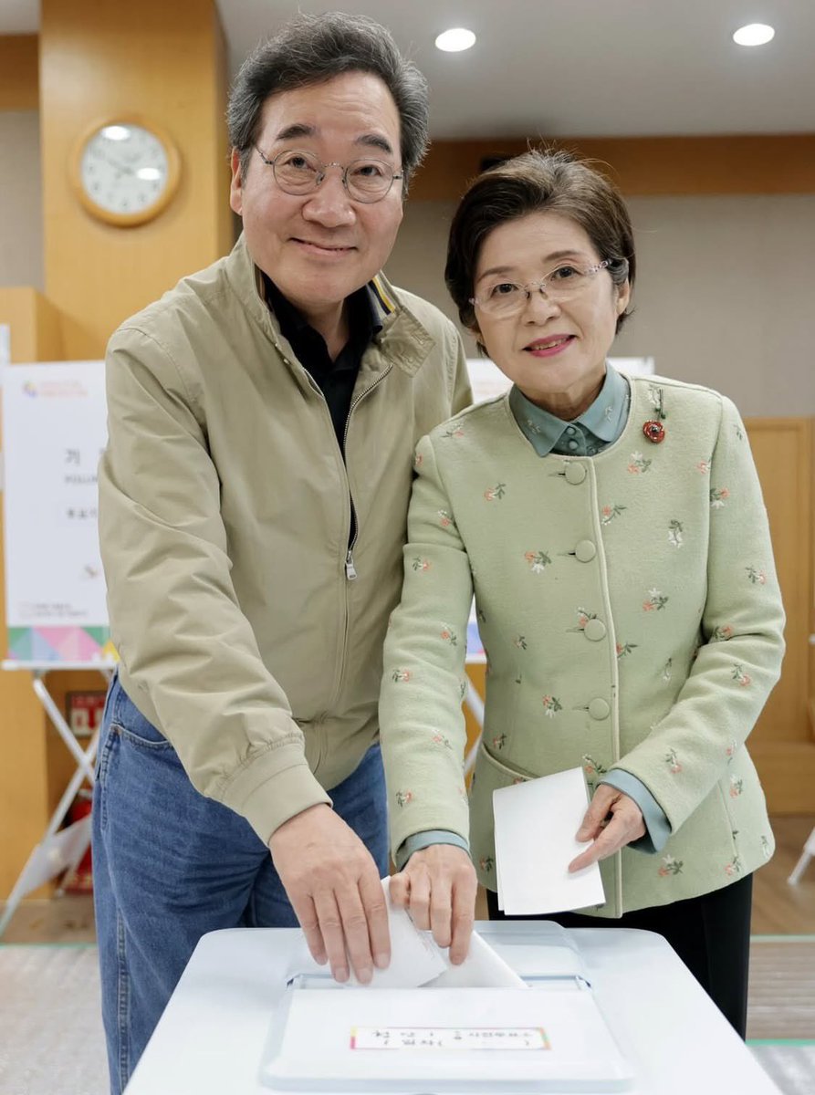 나 진짜 새민주 당원인 거 넘 자랑스럽다.
우리 당원들 후원금 인증 릴레이 보고있으니 올만에 또 뻐렁친다. 
‘이낙연 대통령님!’ 하고 부를 날 진짜 올 수 있을 것 같다. 하. 맘이 따수와...